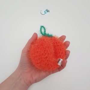 Eponge lavable mandarine en main