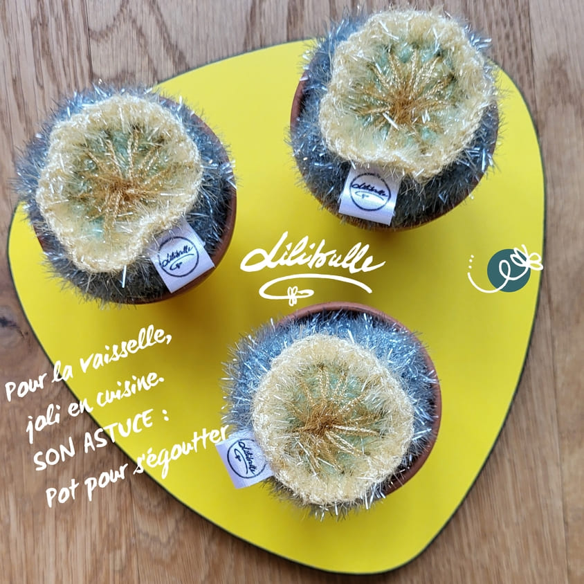 Eponge pour la vaisselle, elle frotte et ne raye pas. Astuce elle s'égoutte dans son pt. Fabrication à la main en Gruyère