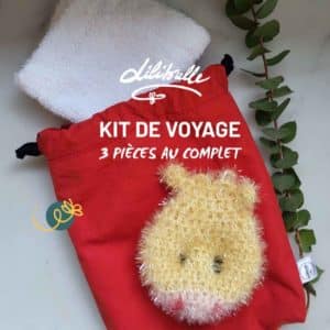 Ce kit complet durable comprend une pochette imperméable de voyage au tissus rouge extérieur et intérieur un tissus rayés enduit. Sans oublier 1 éponge durable MARGUERITE LA VACHE et 1 lavette en tissus éponge. Le tout pour vos soins corporels ou votre kit vaisselle. Ne plus acheter d'éponges industrielles en vacances
